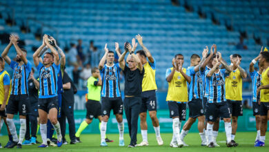 Vinho? Luís Castro brinca em coletiva e diz que Grêmio ainda não é "equipe top" Luís Castro pelo Grêmio