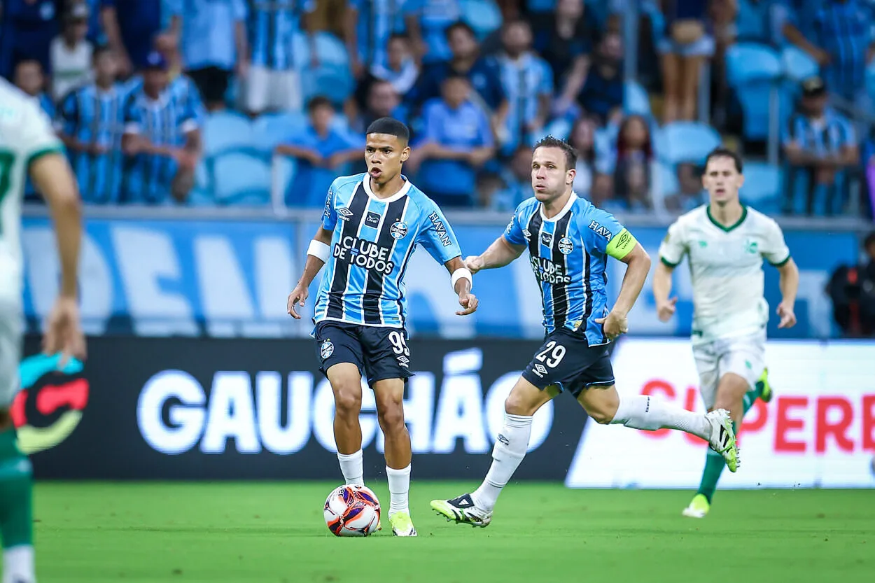 Dirigente do Grêmio reclama da arbitragem em lance de Enamorado: "Foi tocado" Grêmio de Enamorado