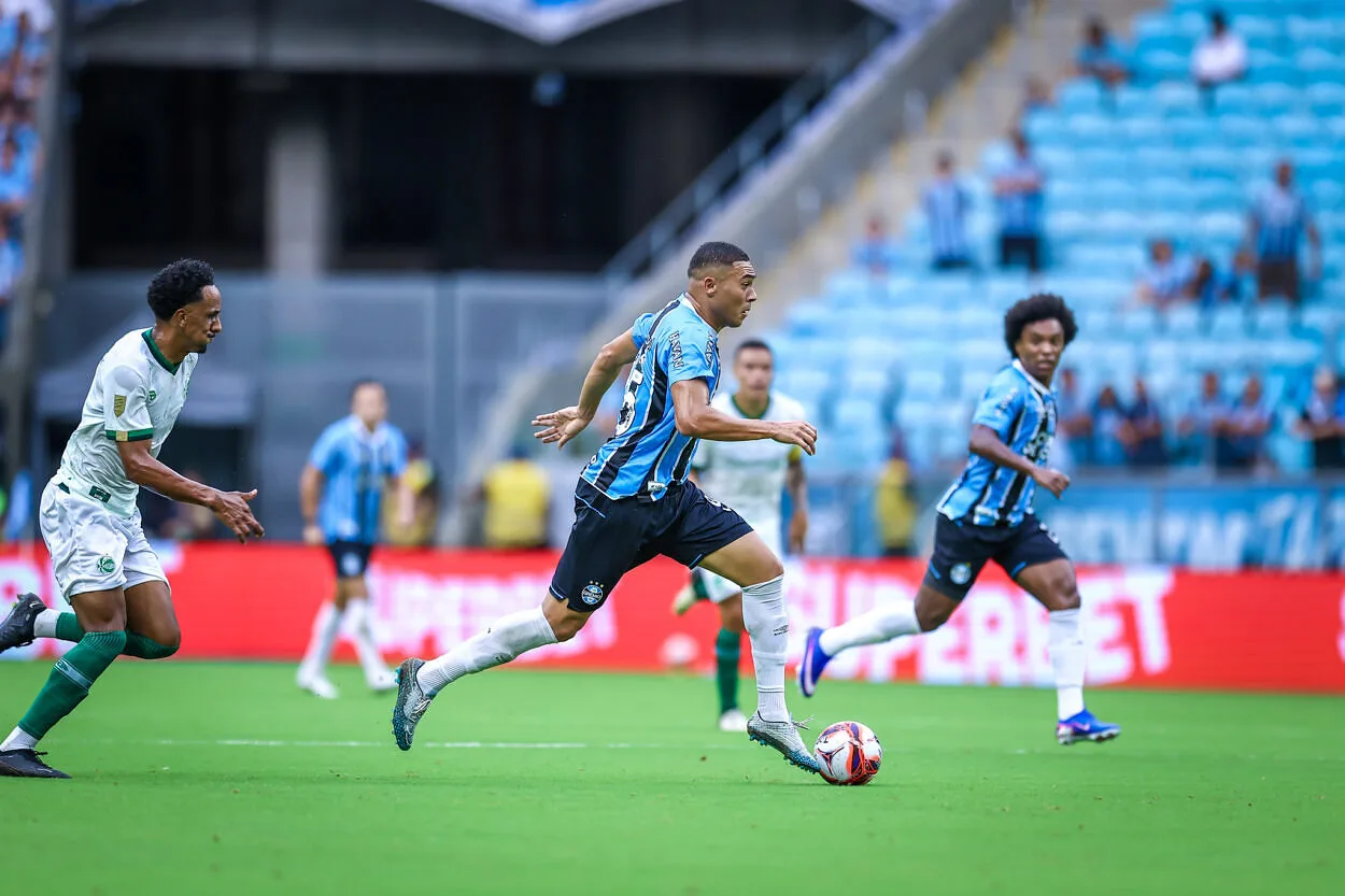 Grêmio divulga lista de jogadores relacionados com apenas dois meias de origem Grêmio hoje