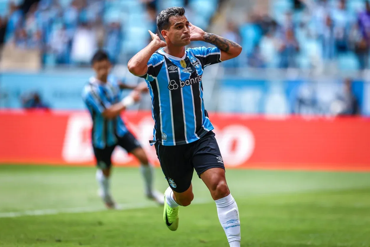 Grêmio divulga o novo dono da camisa 10 depois da saída de Cristaldo Cristaldo pode sair do Grêmio