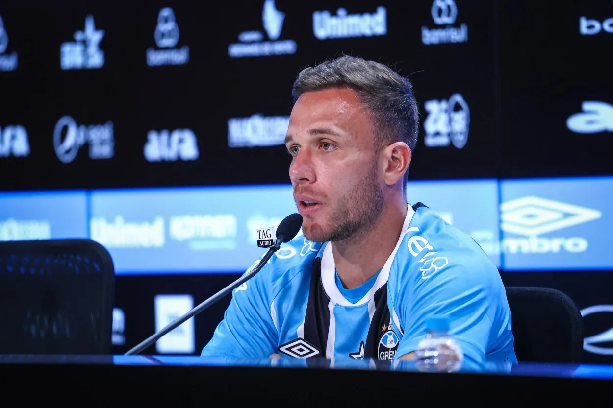 Com retorno de Arthur ao gramado, Grêmio apresenta novos uniformes de treino Arthur chegou ao Grêmio recentemente