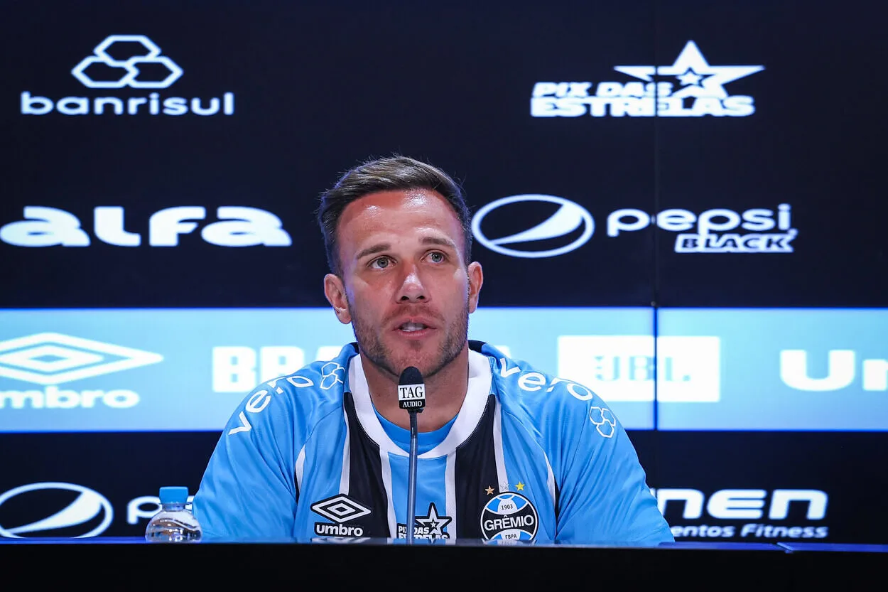 Arthur se manifesta sobre futuro no Grêmio em nova entrevista: "Sempre respeitei contratos" Arthur fala do Grêmio e de Renato