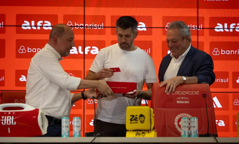 Presidente do Inter responde se concorda com Pezzolano e com centroavante do Grêmio Inter hoje