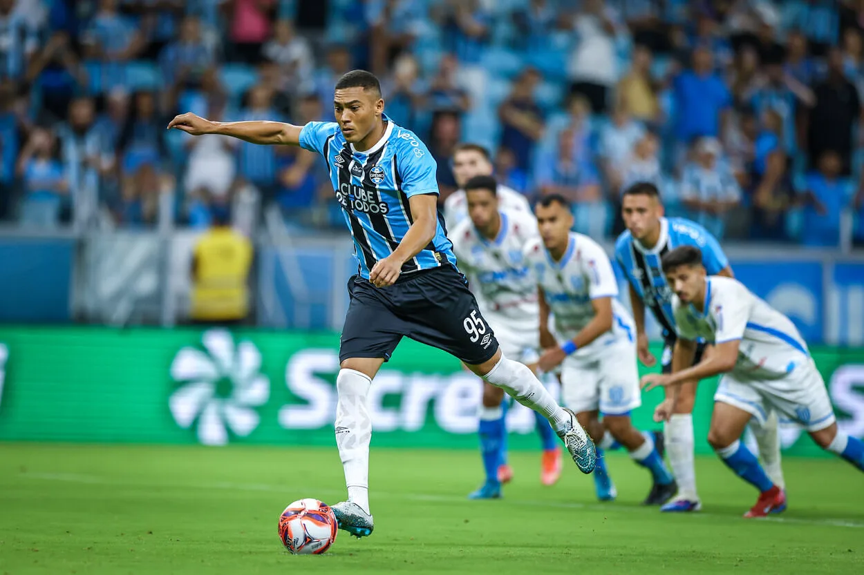 Carlos Vinícius pelo Grêmio