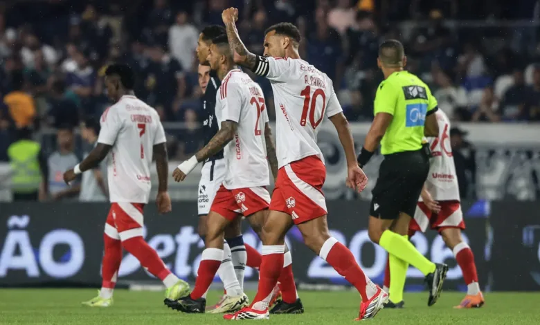 Alan Patrick comemora seu gol pelo Inter no empate 1x1 contra o Remo