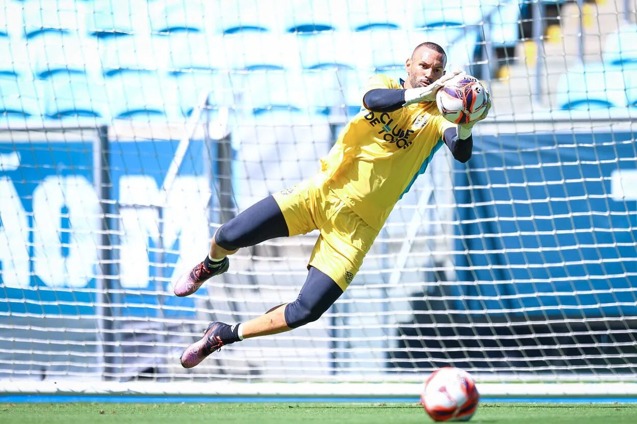 Pouco exigido, Weverton se manifesta após vitória do Grêmio no Gre-Nal: "Sempre especial" Weverton pelo Grêmio