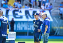 Grêmio mantém confiança em Luís Castro antes do Gre-Nal: "Jamais passou pela cabeça mudar" Luís Castro com o Grêmio