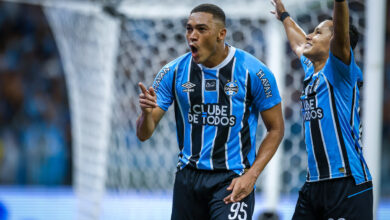 Carlos Vinícius celebra gol no Gre-Nal, mas ainda não vê Grêmio campeão: "Pé no chão" Carlos Vinícius pelo Grêmio