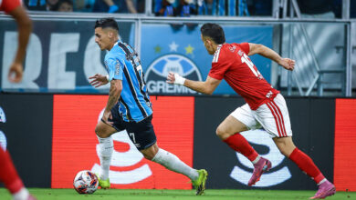 Edilson torce por afirmação de Pavón na lateral do Grêmio: "Nunca deixa de correr" Grêmio com Pavón