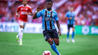 Amuzu cita Ronaldinho Gaúcho e explica lance pelo Grêmio que irritou o Inter Amuzu pelo Grêmio