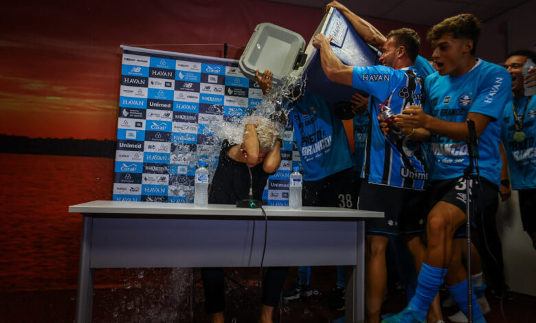 Vídeo mostra Luís Castro fazendo "1 minuto de silêncio" junto com jogadores do Grêmio Luís Castro pelo Grêmio