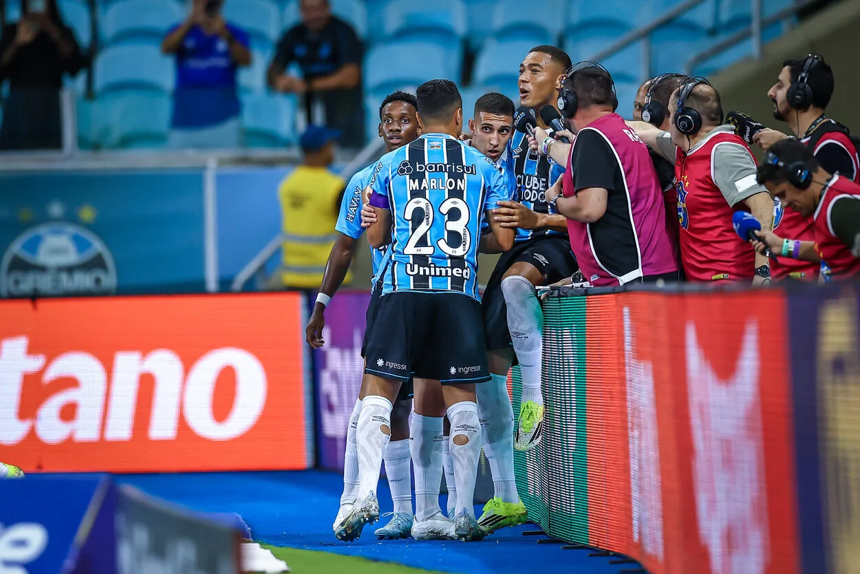 Carlos Vinícius pelo Grêmio