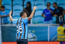 Carlos Vinícius com a camisa do Grêmio