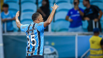 Carlos Vinícius com a camisa do Grêmio
