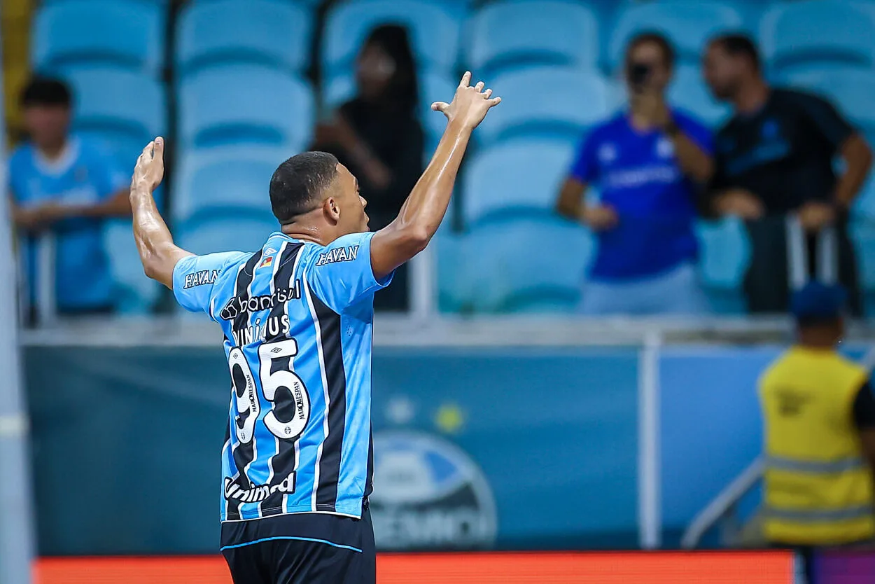 Carlos Vinícius com a camisa do Grêmio