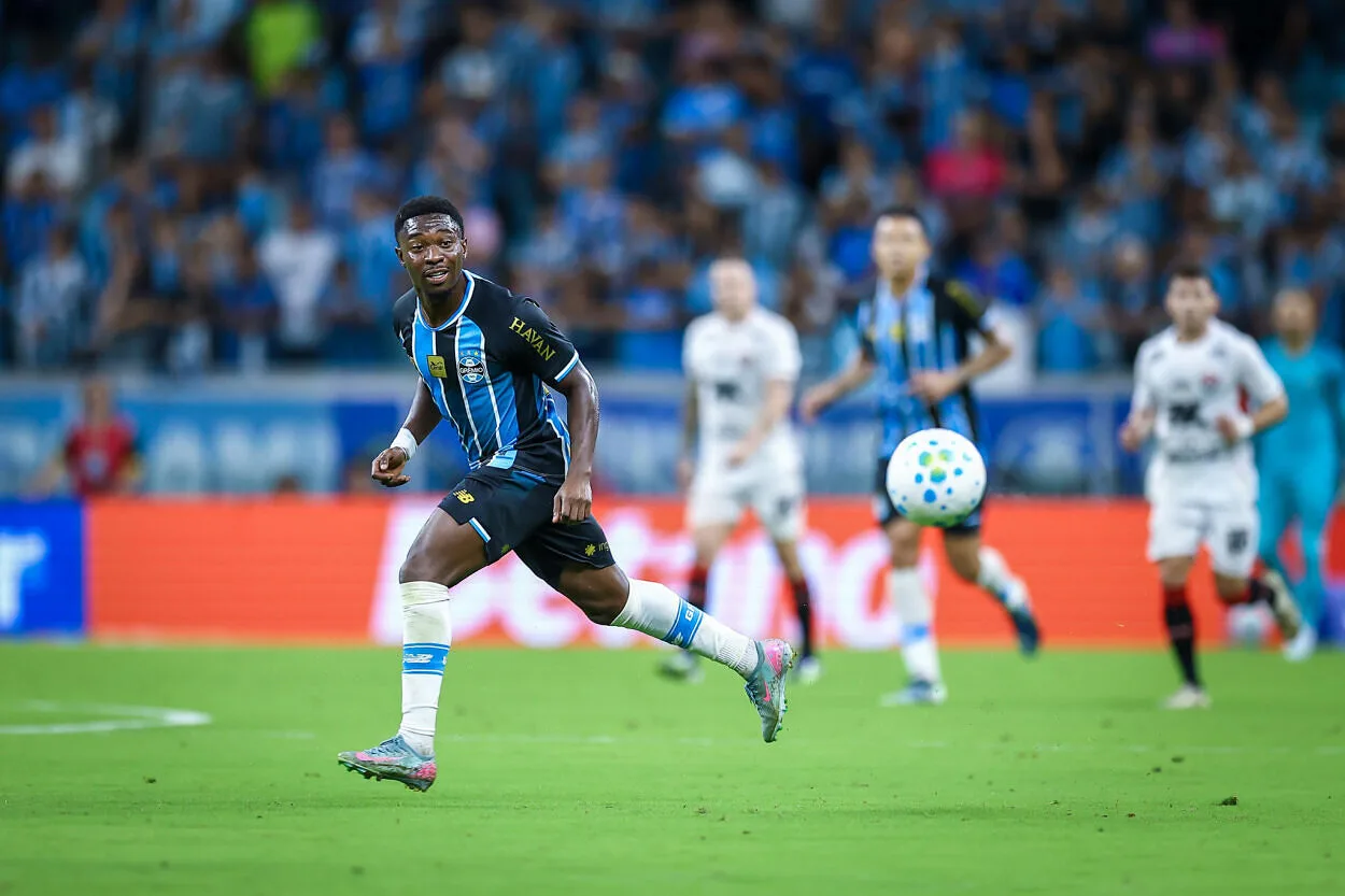 Amuzu promete rezar por Marlon e faz declaração após vitória do Grêmio: "Te amo" Amuzu pelo Grêmio