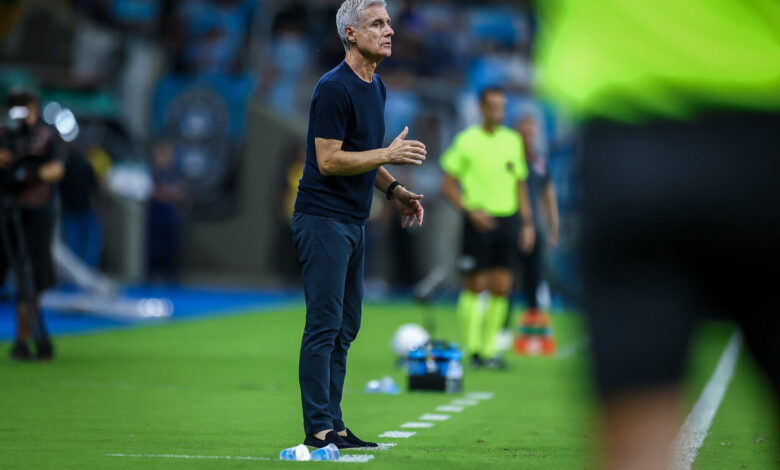 Luís Castro elogia entrada de Pérez e projeta "boa luta" por posição no Grêmio Luís Castro pelo Grêmio