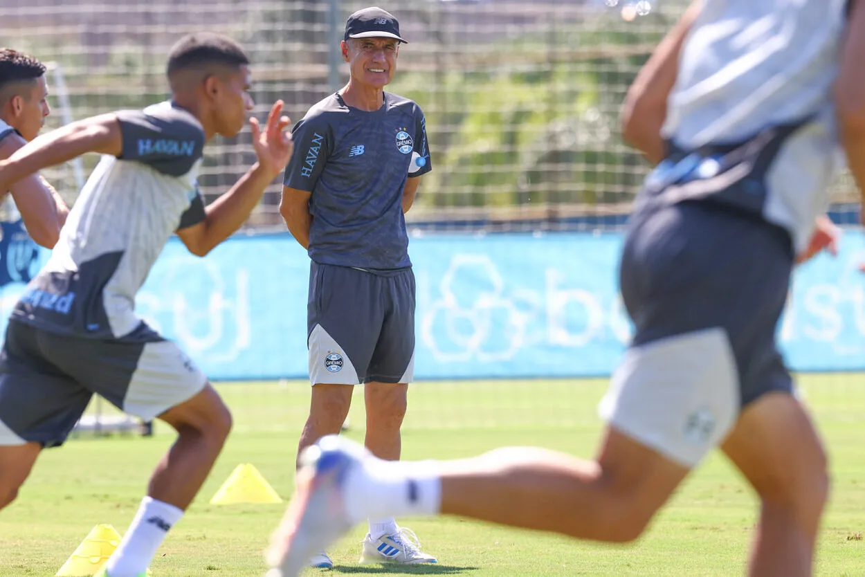 Direção do Grêmio vê Luís Castro ajudando a "modernizar" o clube em diversas áreas Grêmio
