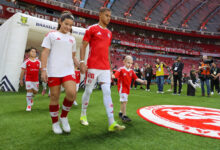 Vitinho com a camisa do Inter