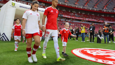 Vitinho com a camisa do Inter