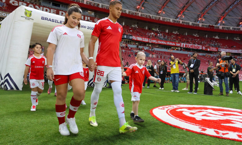 Vitinho com a camisa do Inter