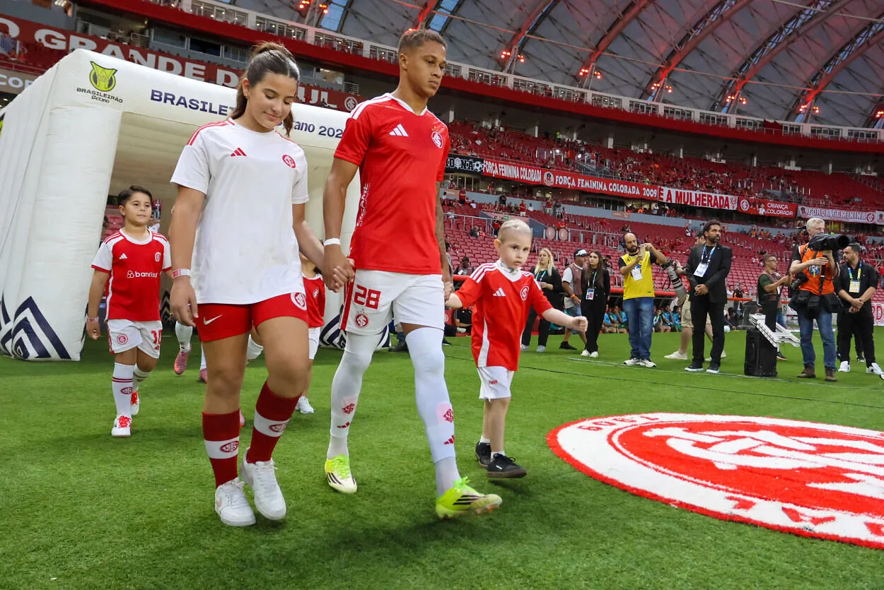 Vitinho com a camisa do Inter