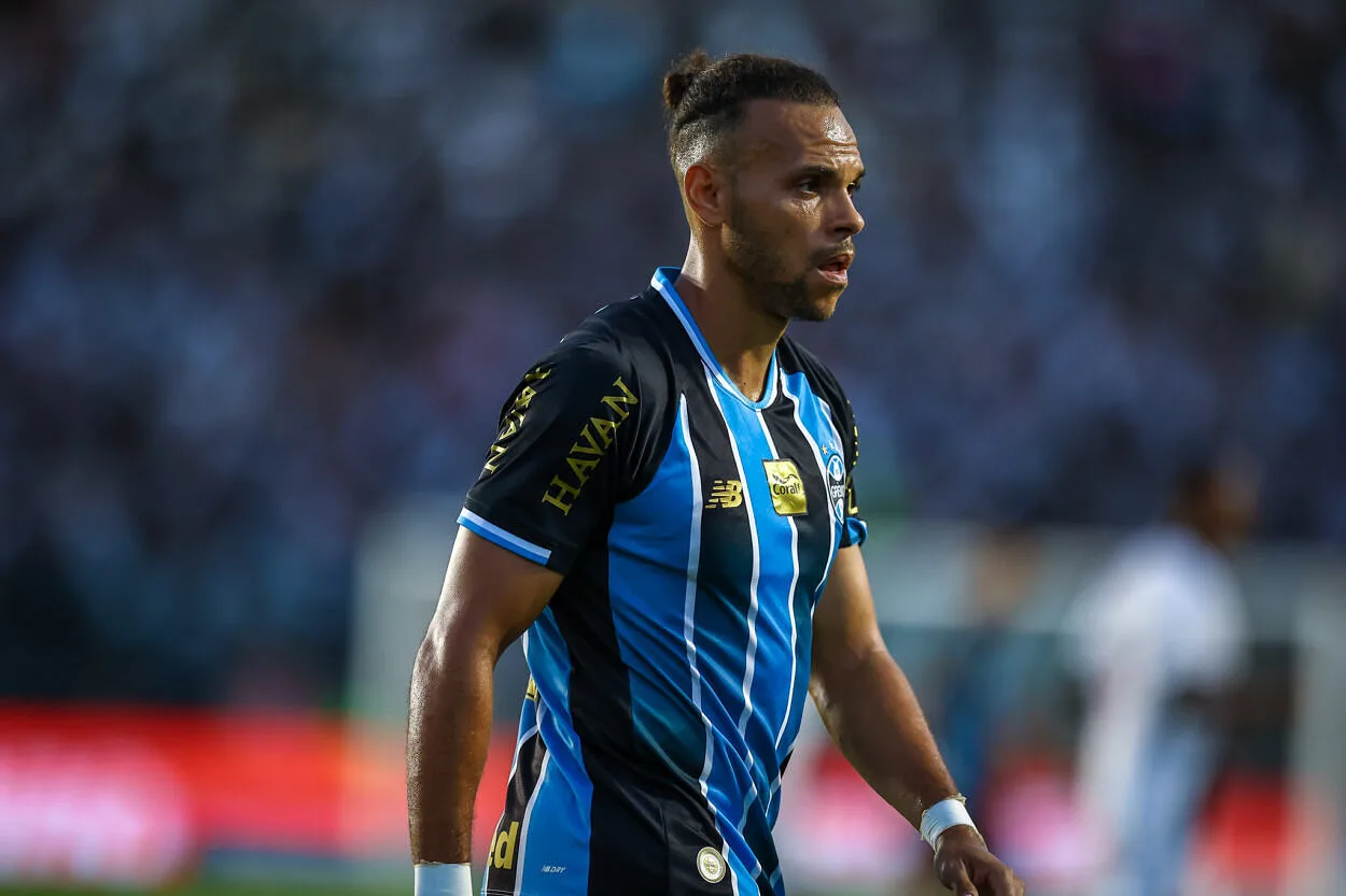 Braithwaite desconversa sobre dupla com Carlos Vinícius no Grêmio: "Não sou o treinador" Braithwaite com a camisa do Grêmio