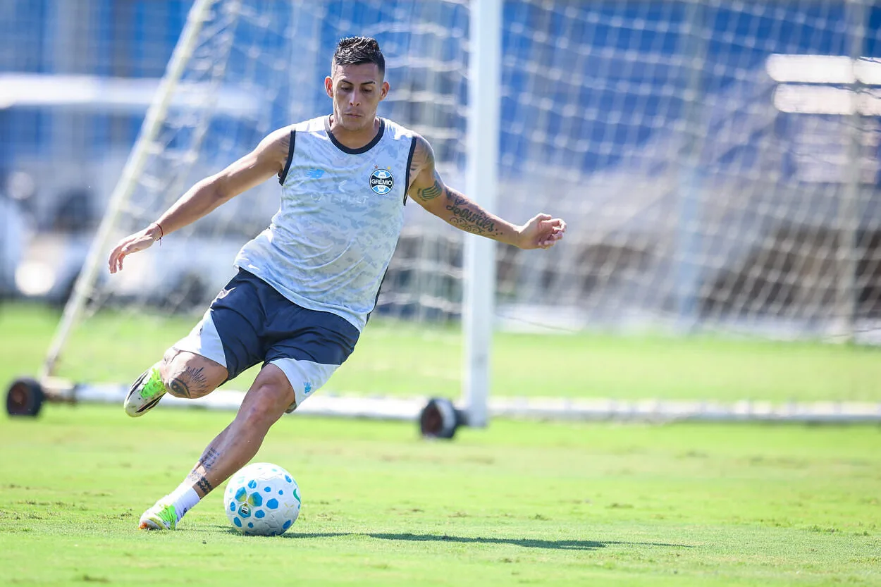 Pavón renasce no Grêmio como lateral e já tem conversas para renovar o contrato Pavón como lateral do Grêmio