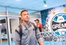 Presidente do Grêmio dá mais informações sobre Arthur: "Ele está conversando com a Juventus" Arthur pelo Grêmio