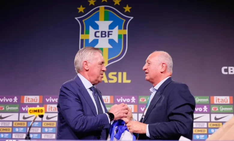 Ancelotti cita Felipão e utilização de três zagueiros na Copa de 2002: "Grande treinador" Felipão entregou a Ancelotti o manto de Zagallo Créditos: Rafael Ribeiro / CBF