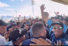 Campeão da Libertadores pelo Grêmio tira camisa e faz festa com a torcida na Arena Grêmio com festa