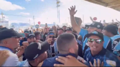 Campeão da Libertadores pelo Grêmio tira camisa e faz festa com a torcida na Arena Grêmio com festa