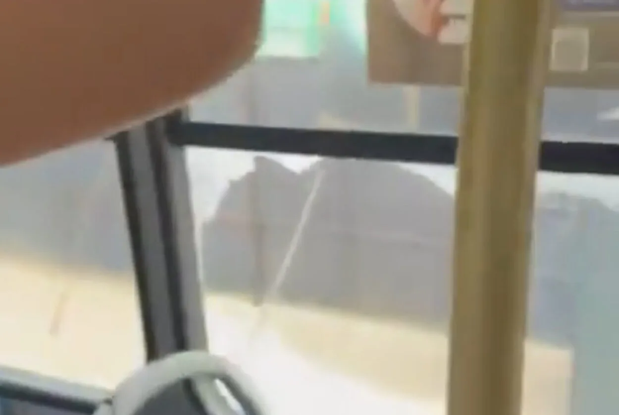 BM faz intervenção após ônibus com torcedores do Grêmio ser alvo de pedradas Grêmio agora