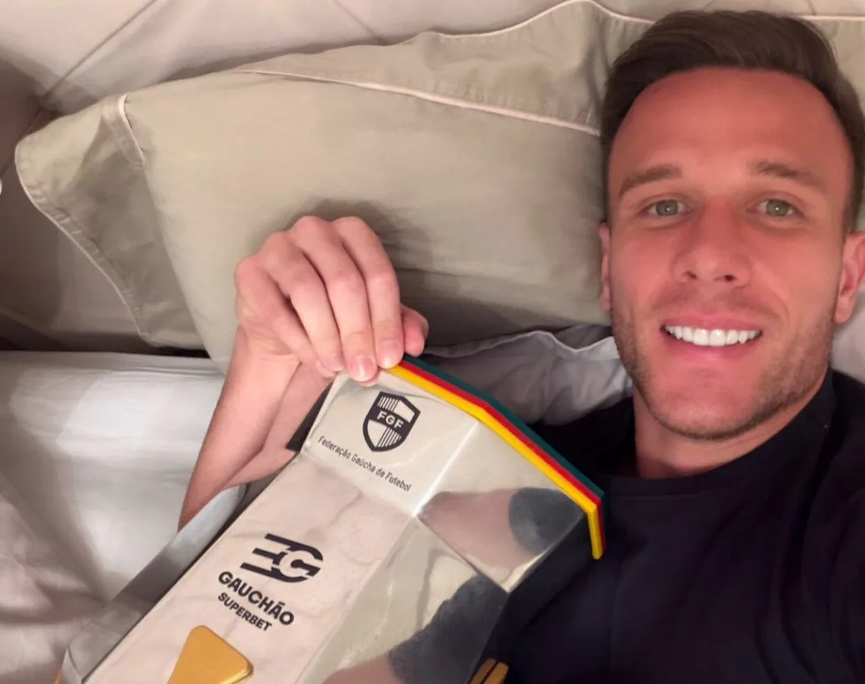 Arthur com a taça do Gauchão