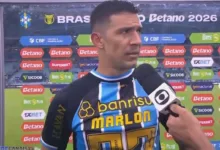 Balbuena concede entrevista com a camisa de Marlon depois da vitória do Grêmio Balbuena com a camisa de Marlon no Grêmio
