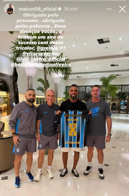 Maicon ganha camisa nova do Grêmio e se encontra com Luís Castro: "Obrigado pelas palavras"