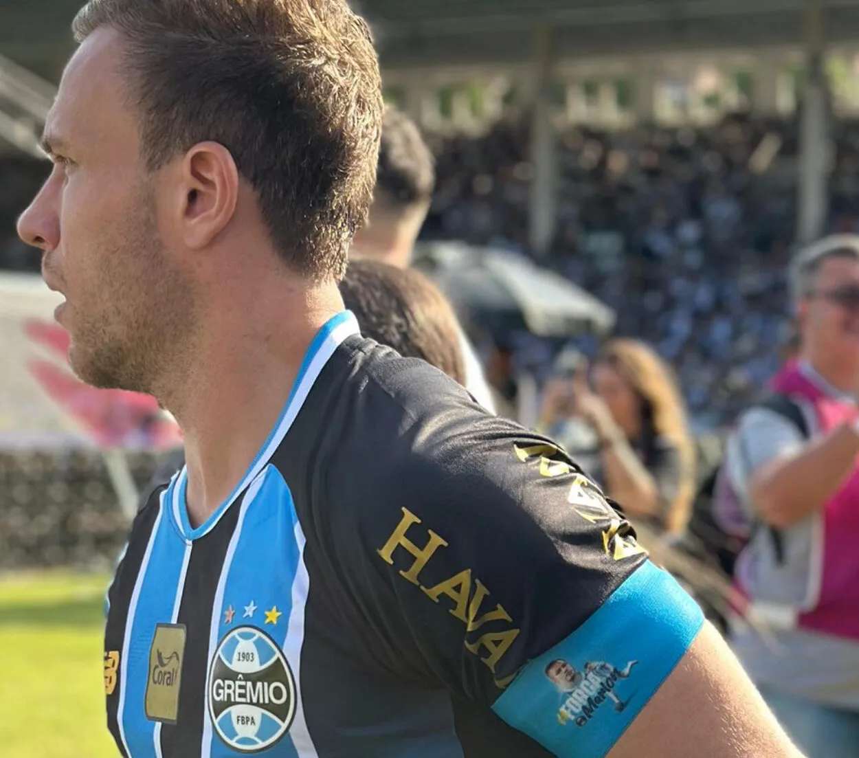 Grêmio entra com faixa de capitão em homenagem a Marlon e lateral escreve mensagem Arthur capitão do Grêmio