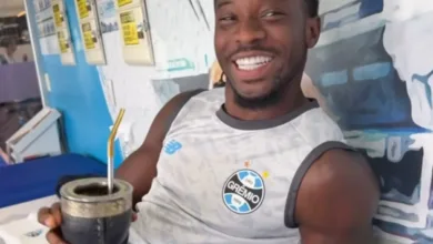 Amuzu prova chimarrão no CT do Grêmio e Marlon registra reação nas redes sociais Amuzu pelo Grêmio