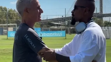 Zé Roberto visita treino do Grêmio, ganha presente e elogia Luís Castro: "Gosto muito" Grêmio de Zé