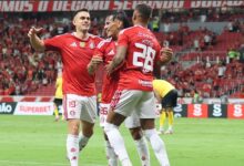 Inter precisa de 30 chutes para marcar um gol no Brasileirão e expõe crise ofensiva Rafael Borré e Vitinho, comemoram gol pelo Inter