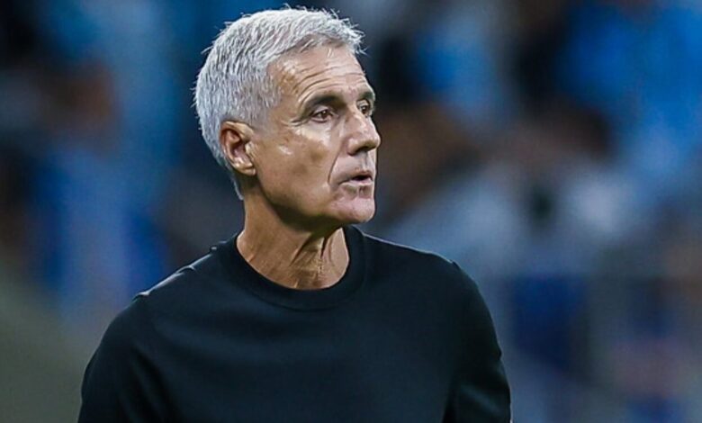 Luís Castro, em jogo do Grêmio contra o Bragantino, pelo Brasileirão 2026