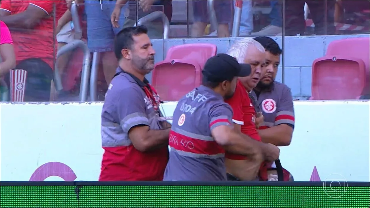 Torcedor que tentou invadir o gramado é retirado pela segurança do Beira-Rio