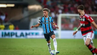 Bitello acompanha rotina do Grêmio e deixa comentário em post de jogador titular de Luís Castro Grêmio vende Bitello