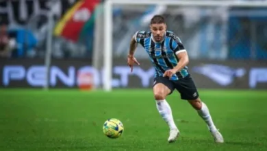 João Pedro levará mais tempo para voltar ao Grêmio; na esquerda, Pedro Gabriel é preparado João Pedro pelo Grêmio