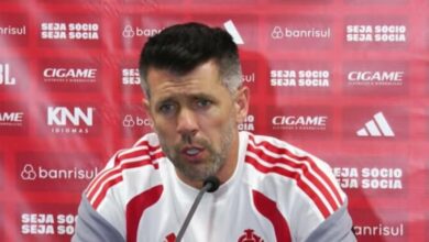 Pezzolano diz que Arthur deveria ser expulso e dispara: "Um torcedor do Grêmio no VAR?" Pezzolano pelo Inter