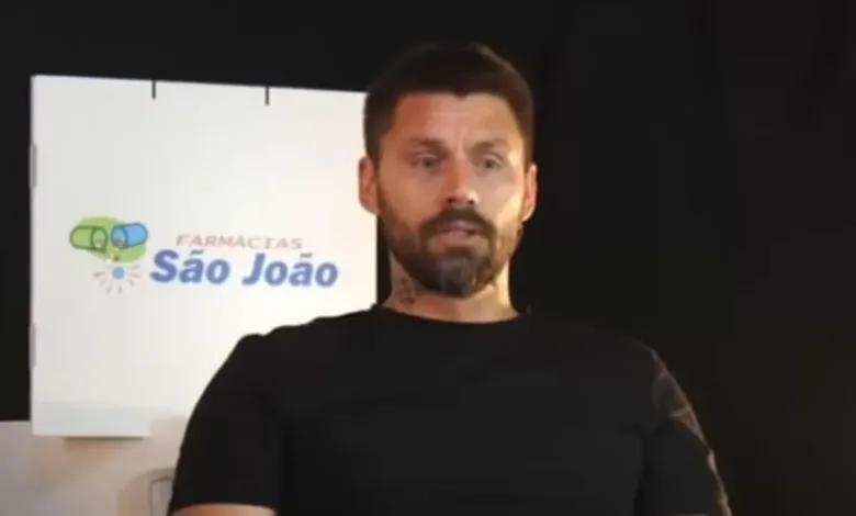 Sobis conversa com outros jogadores e explica por que Arthur deveria ser expulso Sobis Inter D'Alessandro