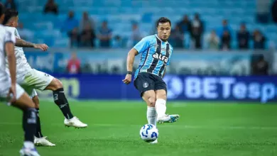 Marlon sofre lesão grave e leva colegas do Grêmio ao desespero no gramado Marlon com a camisa do Grêmio