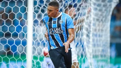 "Tu não pode, é da igreja": Carlos Vinícius revela resenha com zagueiros no Gauchão Grêmio hoje