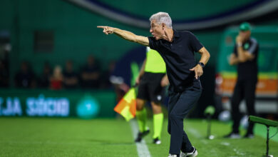 A reclamação feita por Luís Castro após o empate do Grêmio com a Chapecoense Luís Castro reclama