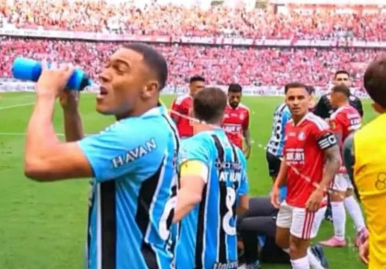 Carlos Vinícius explica água em jogadores do Inter no Gre-Nal: "Malandragem do jogo" Carlos Vinícius pelo Grêmio
